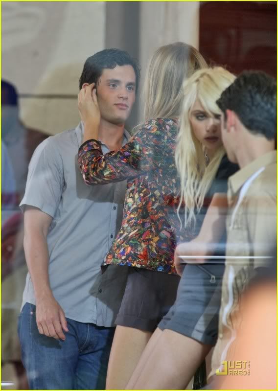 blake lively and penn badgley kissing. Blake Lively and