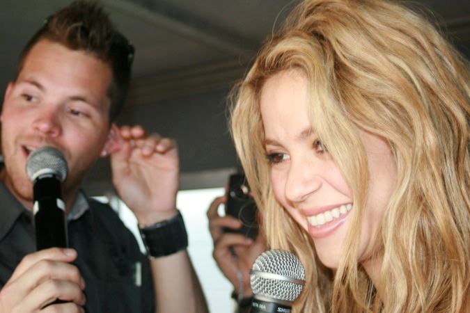 Shakira shakes things up sinking she wolf