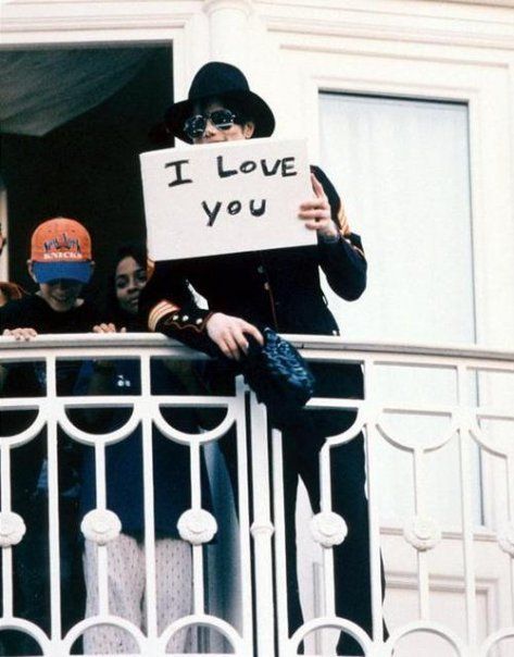 http://i201.photobucket.com/albums/aa113/Lee1959/Michael%20Jackson/MichaelJacksonLove.jpg